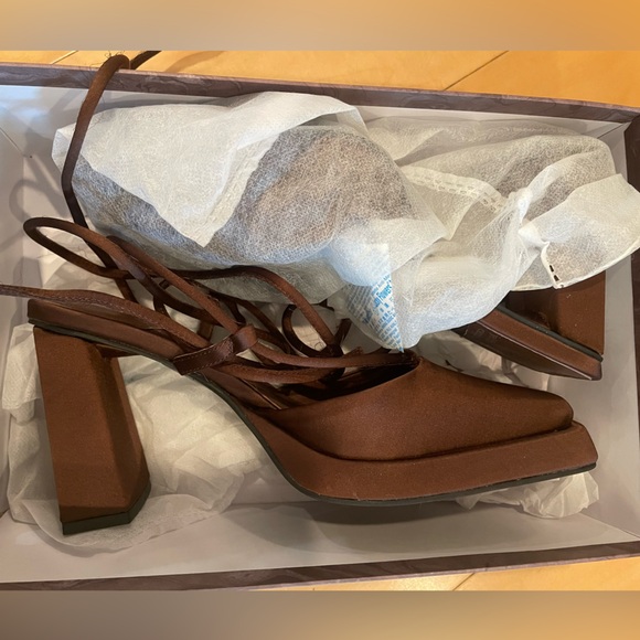 SMOKED PLATFORM HEEL IN CHOCOLATE SATIN
Jeffrey Campbell - Picture 2 of 4